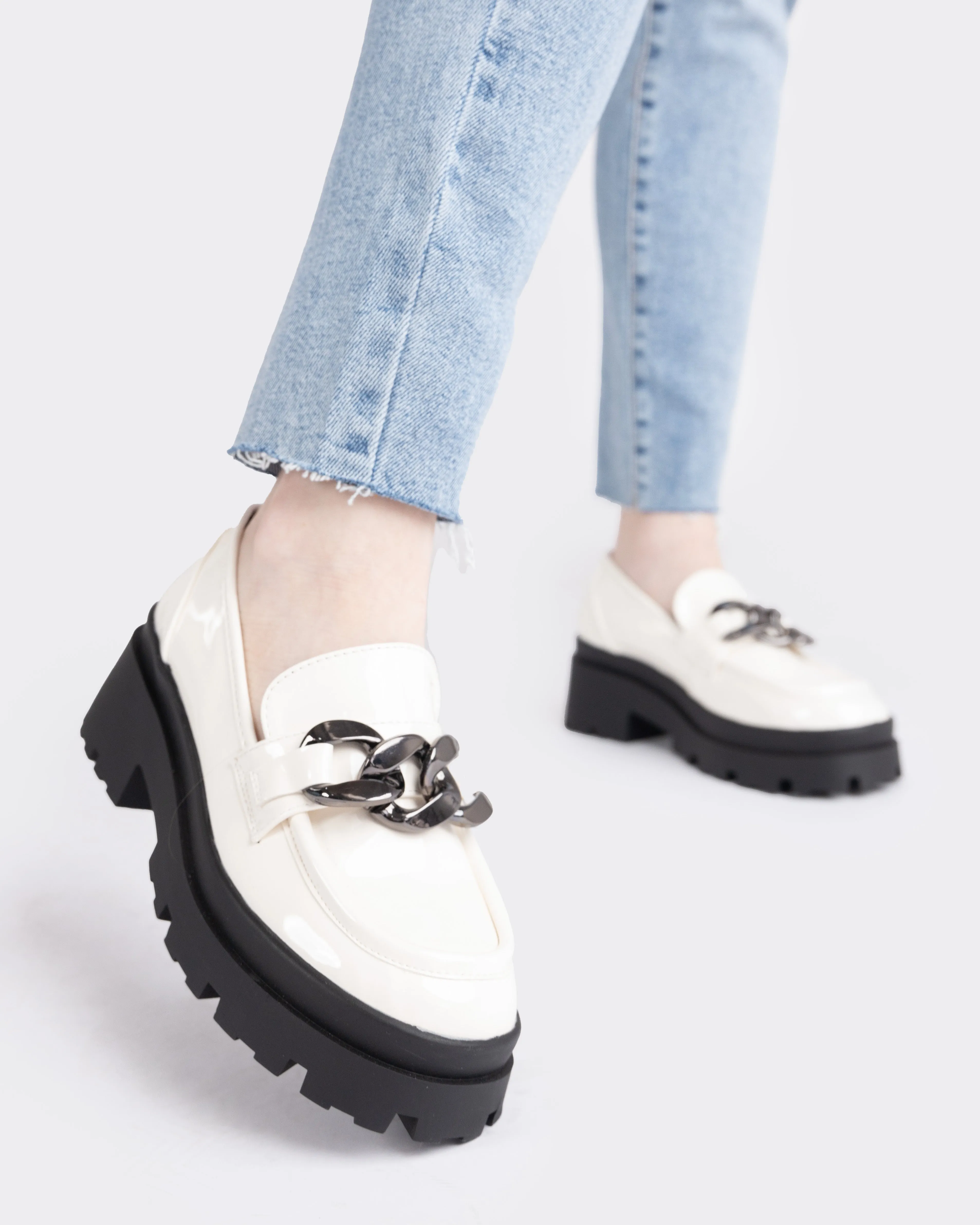 Mocasines de patente off white con hebillas oscuras