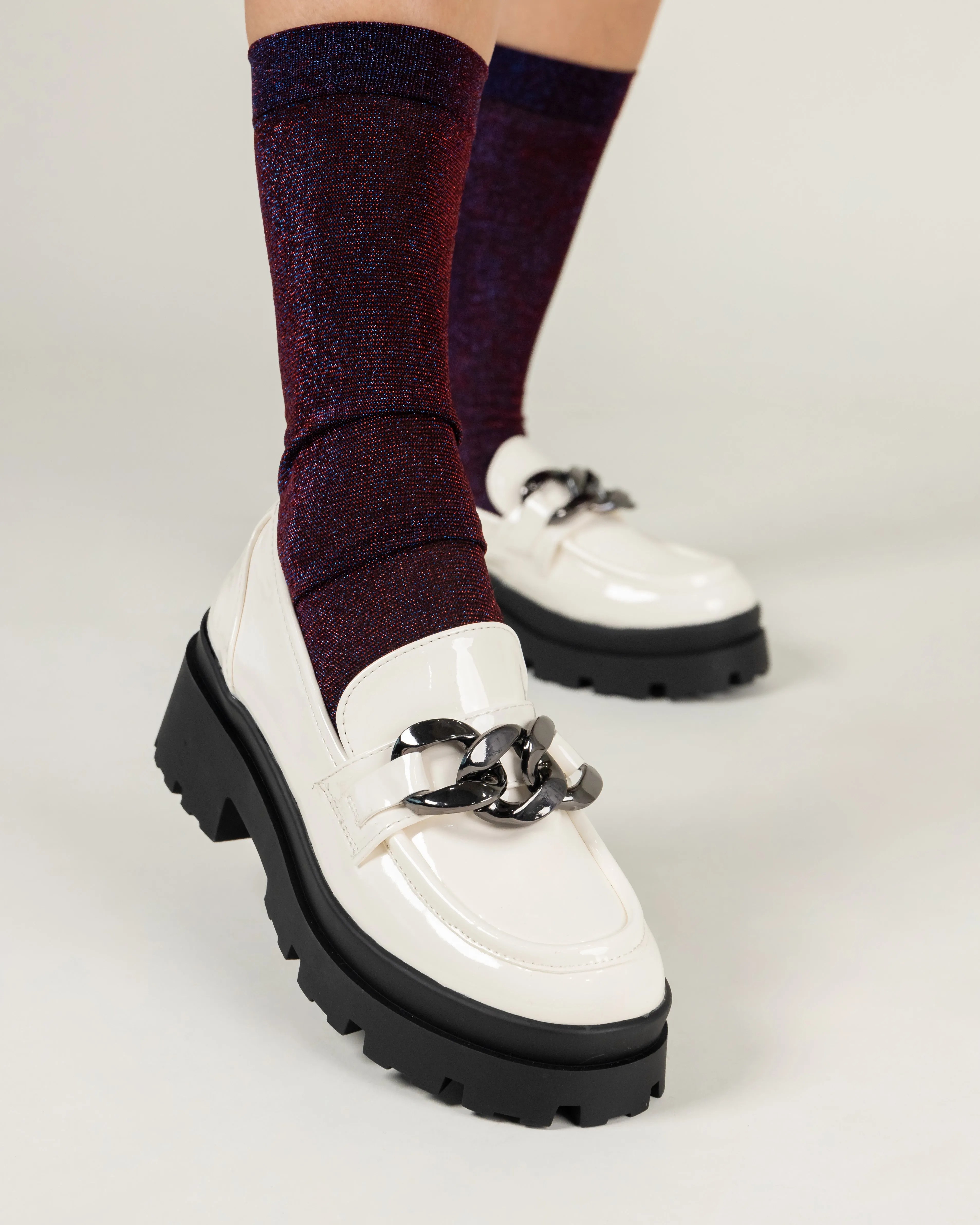 Mocasines de patente off white con hebillas oscuras