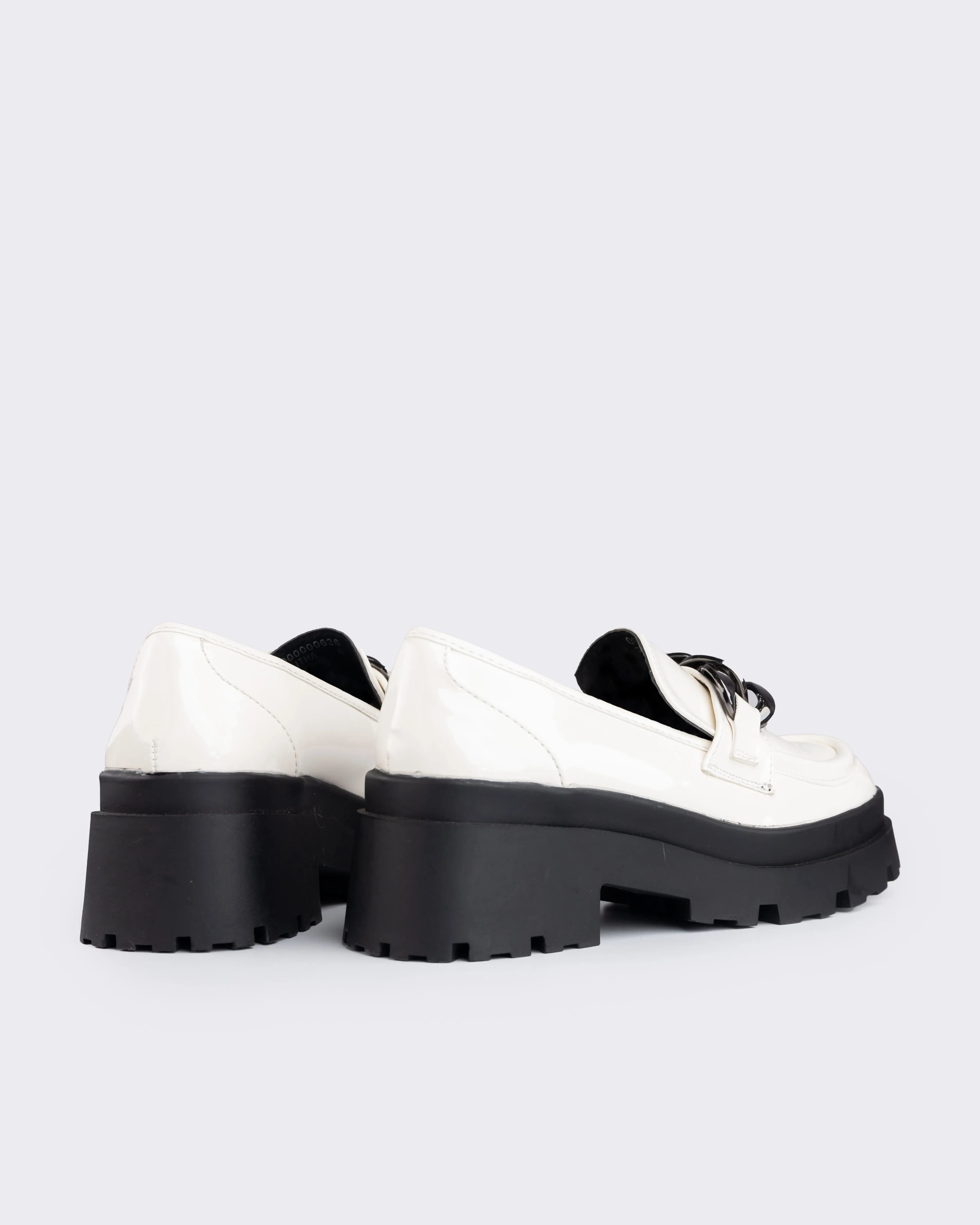 Mocasines de patente off white con hebillas oscuras