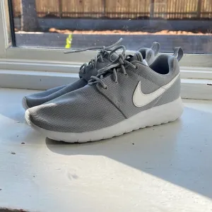 Nike Roshe Grey Sneakers Size 5Y
