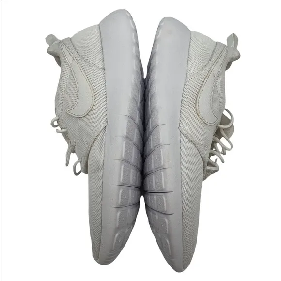Nike White Roshe One Sneakers Size 5.5 Youth