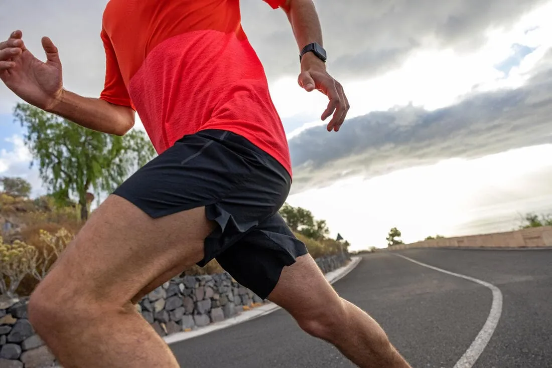 SHORT RUNNING HOMME AVEC PORTAGE KIPRUN MARATHON NOIR