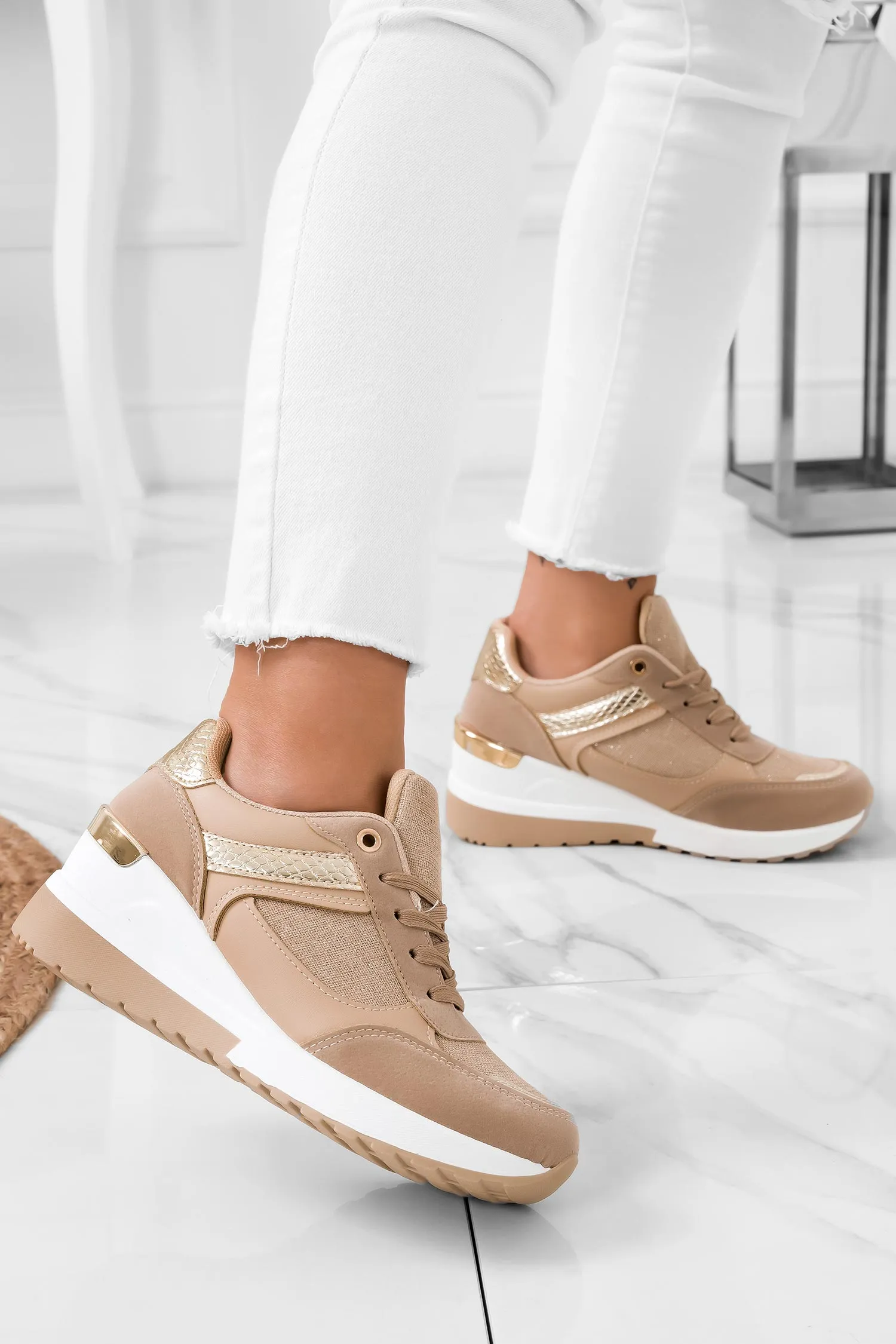 Sneakers fango e oro con zeppa