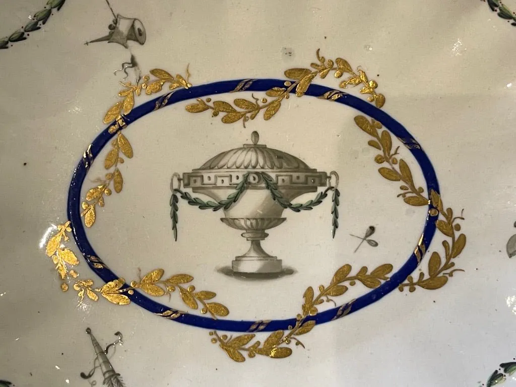 THREE CHELSEA-DERBY PORCELAIN PIECES