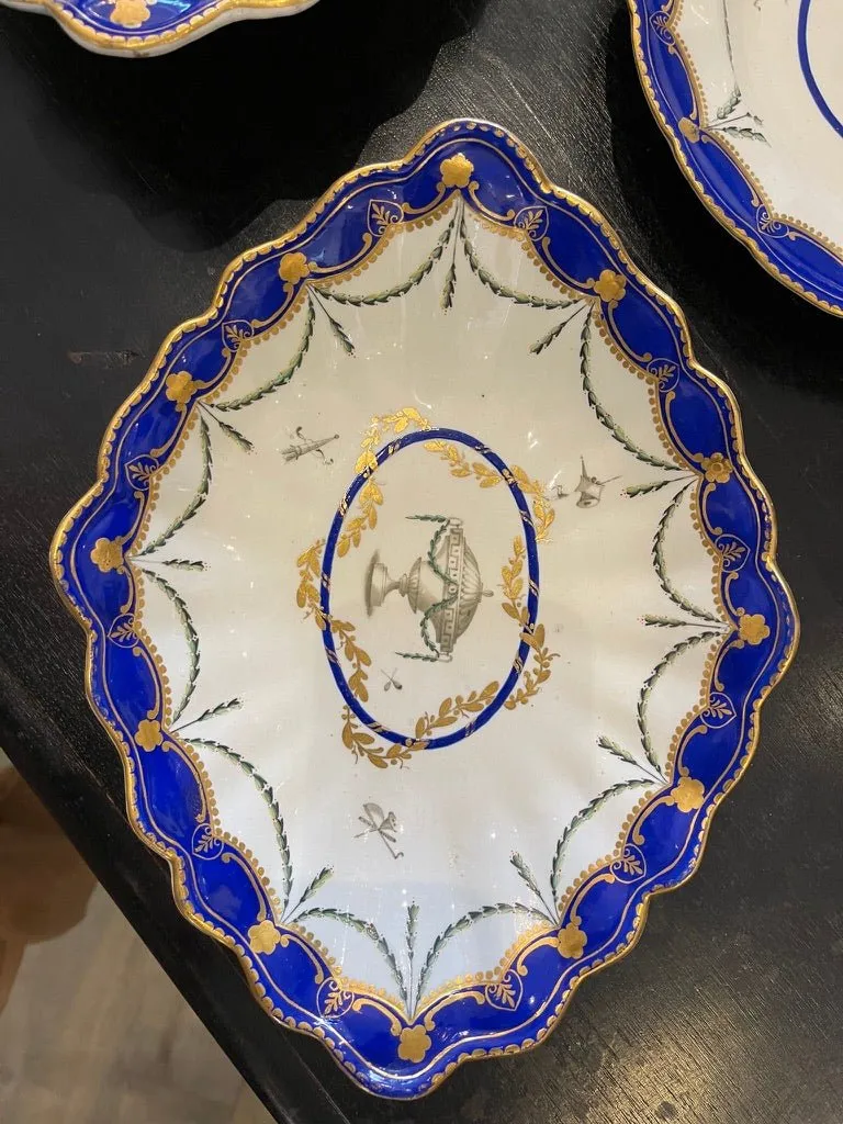 THREE CHELSEA-DERBY PORCELAIN PIECES