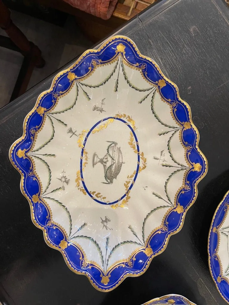 THREE CHELSEA-DERBY PORCELAIN PIECES