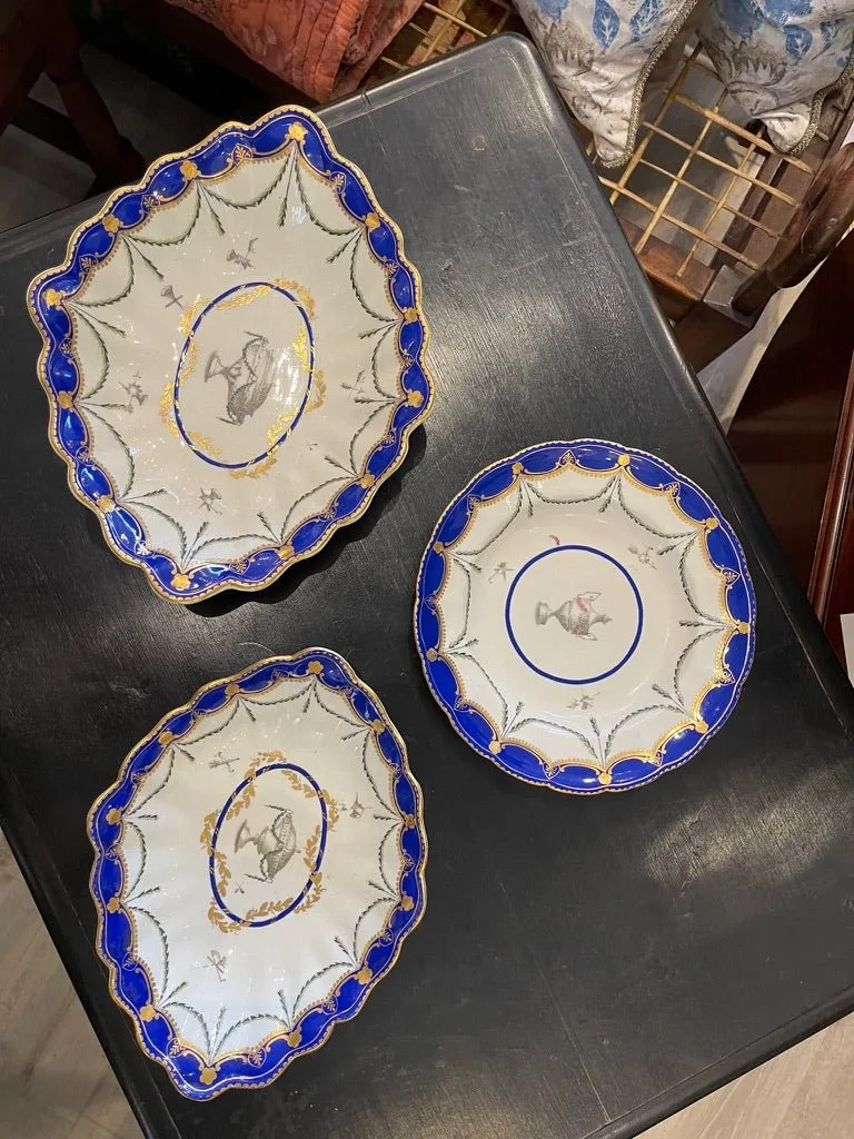 THREE CHELSEA-DERBY PORCELAIN PIECES