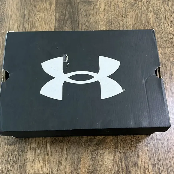 Under Armour Boys Grade School Sneakers size 4