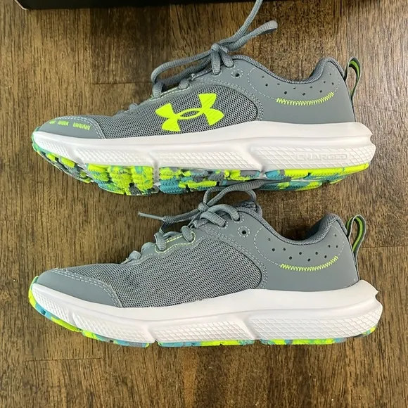 Under Armour Boys Grade School Sneakers size 4