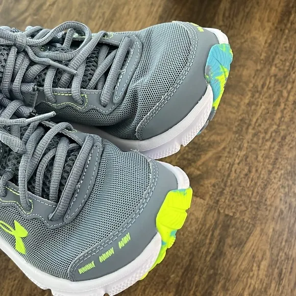 Under Armour Boys Grade School Sneakers size 4
