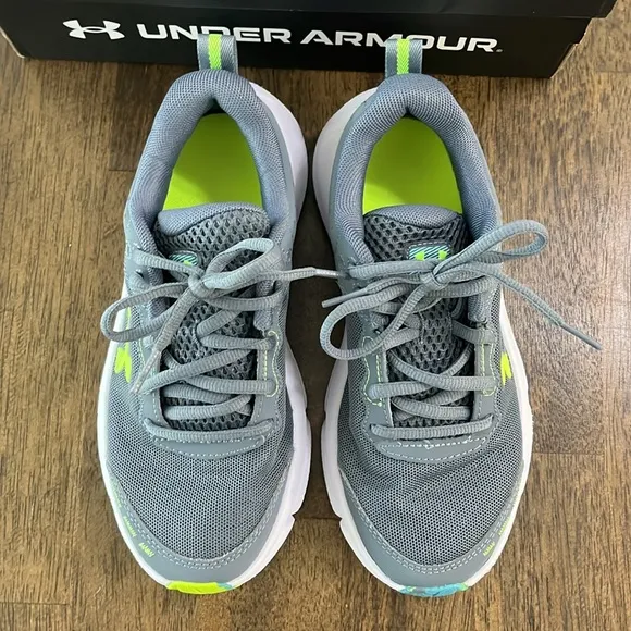 Under Armour Boys Grade School Sneakers size 4