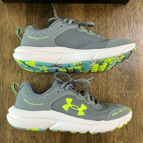 Under Armour Boys Grade School Sneakers size 4