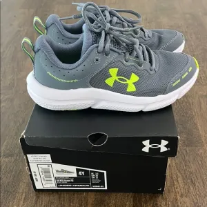 Under Armour Boys Grade School Sneakers size 4