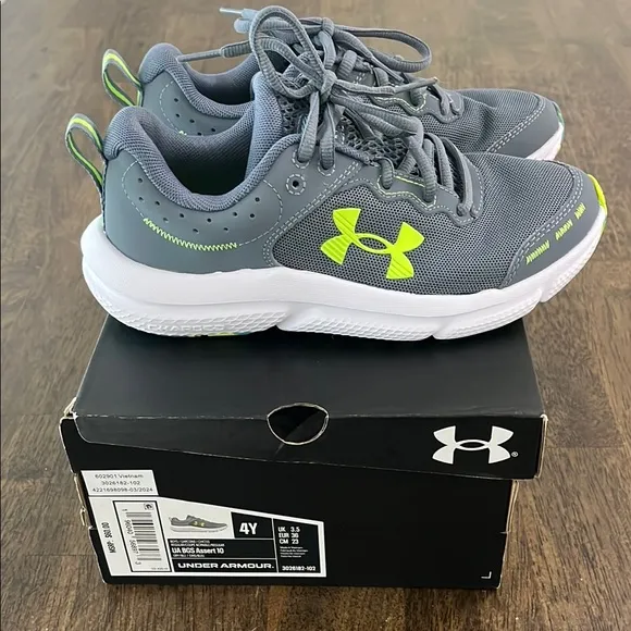Under Armour Boys Grade School Sneakers size 4