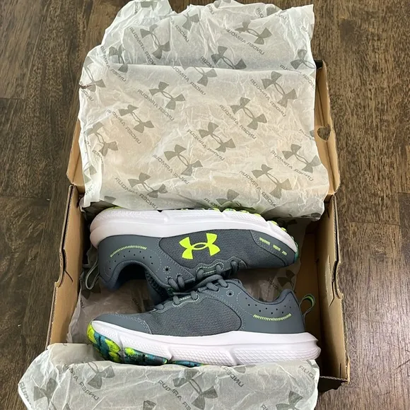 Under Armour Boys Grade School Sneakers size 4